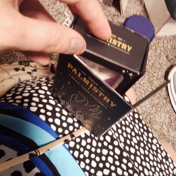 Hand statue with palm reading book - Picture 2 of 9